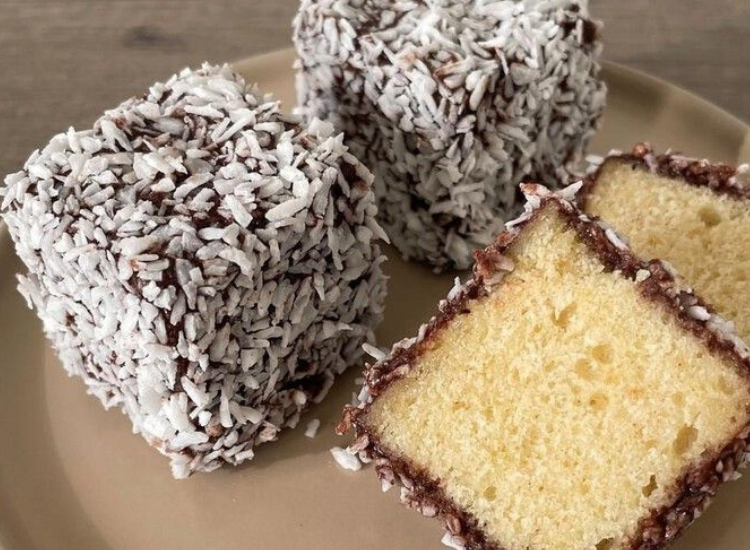 Cận cảnh bánh Lamington Úc với lớp chocolate đậm vị và dừa nạo trắng mịn